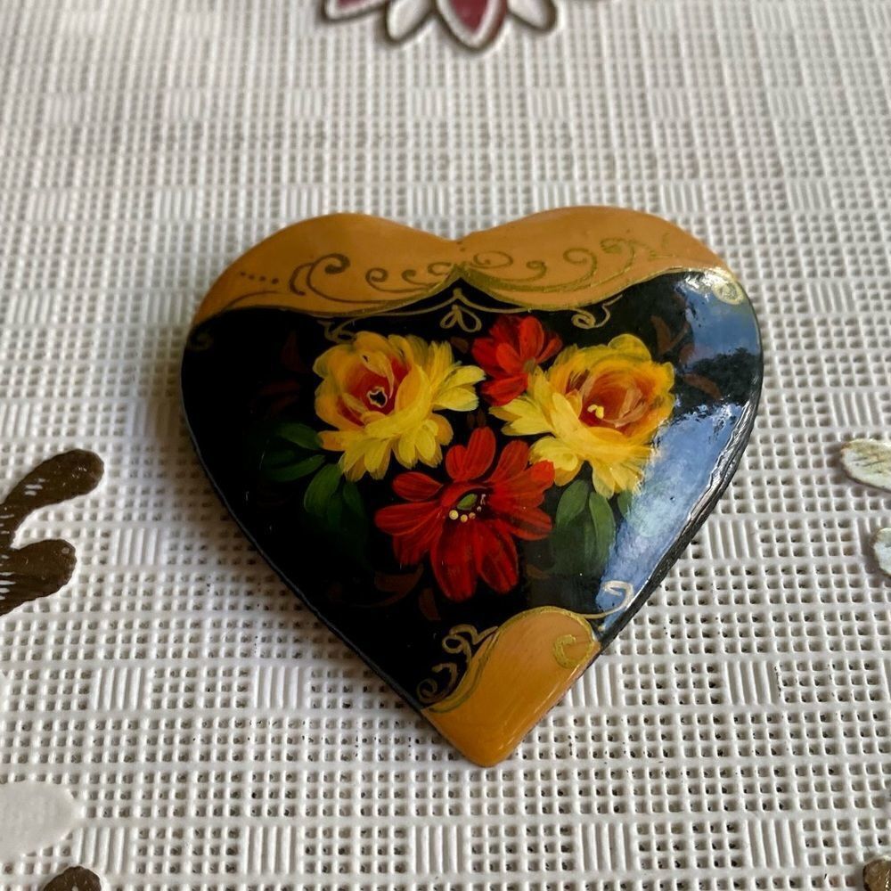 VTG. Russian lacquer hand painted signed pin